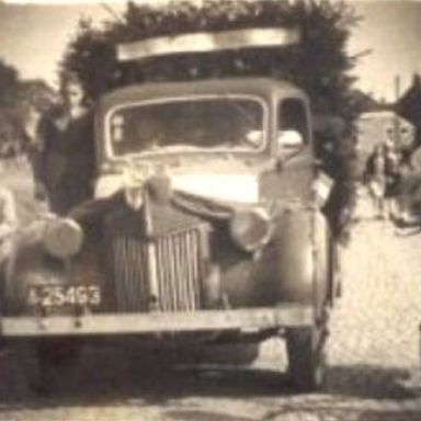 Kenteken: A 25493; Ford, foto: collectie <a href='http://www.transportnostalgie.punt.nl/' target='_blank'>transportnostalgie.punt.nl</a>