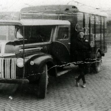 Kenteken: A 8342; Bode Jager naast de Ford, nog op kenteken van Drolinga, foto: archief W. Mollema
