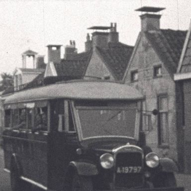 Kenteken: A 19797;  Stewart, Winschoten, Pottebakkersstraat, foto: still uit de film "Schoolreis Ameland, 1936" coll. GrA (2209-20767)