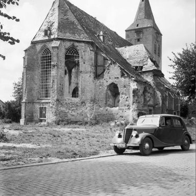 Kenteken: A 32753; Renault Novaquatre, Zelhem, Achterhoek na het bombardement van de kerk, foto: D. de Planque