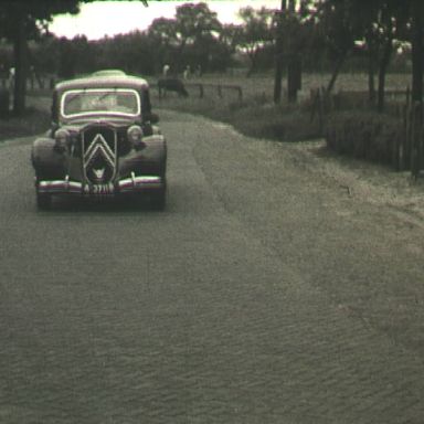 Kenteken: A 37118; Citroën TA, foto: still uit de film "Tocht Ouden van Dagen gemeente Termunten", Friedel Tahl, Foto Modern Winschoten, 06-1952, coll. GrA (2209-AV7016)