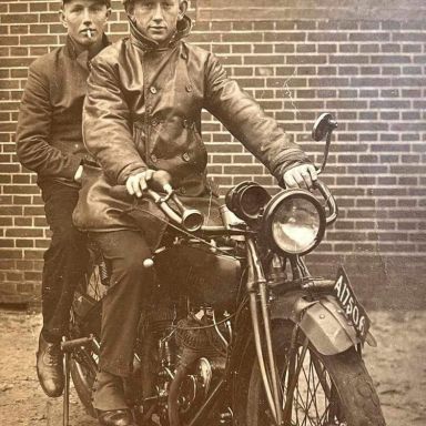 Kenteken: A 17506; Indian met Berend Siemers en zijn broer, foto: <a href='https://www.facebook.com/photo/?fbid=927041008782130&set=g.1521166041522806&locale=nl_NL' target='_blank'>Facebook Ter Apel en Ter Apelkanaal en Omstreken van vroeger</a>