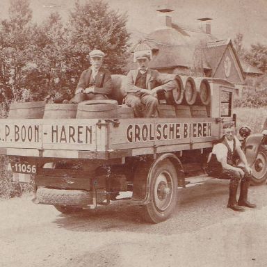 Kenteken: A 11056; Biertransport Rijkstraatweg jaren 2 september 1929, op de auto de broers H.  Schuringa (links) en K. J. Schuringa, foto: dhr. Boon