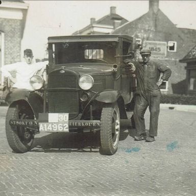 Kenteken: A 14962; H. Boeklage met Geert Beek tijdens het rondbrengen van paasbrood met de Ford, foto: K. Muller