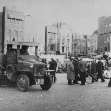 Kenteken: A 9598; Gemeentereiniging: gevorderde wagen op de Grote Markt 1944-1945 (1785-4446)
