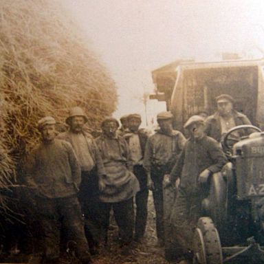 Kenteken: A 20669; Lanz Bulldog, dorsen bij boerderij Ties Boschma, 1931. Foto: H. de Wilde