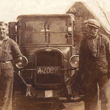 Kenteken: A 20891; Pieter en Jan Hazewinkel bij hun eerste Chevrolet vrachtauto, 1939, foto: J. J. Hazewinkel
