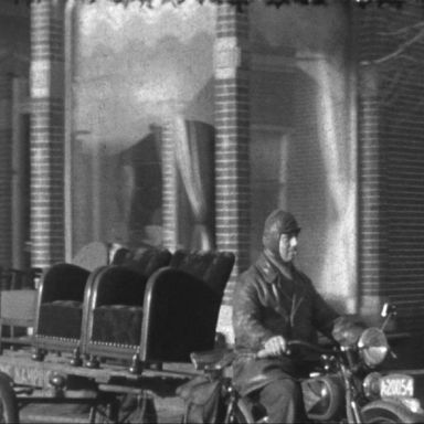 Kenteken: A 20054;  Royal Enfield, Nieuwe Pekela, de motor voor de winkel van Kampinga, 1936, foto: Still uit GAVA-film AV7574