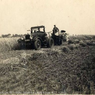 Kenteken: A 28165; Tot landbouwvoertuig omgebouwde Buick met Klaas Slager op de Zichtmachine, foto: S. Doff via Stichting Historie Stedum