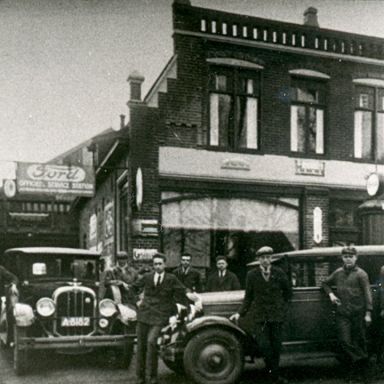 Kenteken: A 8182; Chandler bij garage Bergman aan de Hoofdstraat ca 1934. Voor de auto staat Be Bergman, foto: <a href='http://www.oudterapel.nl' target='_blank'>Website Oud Ter Apel</a>