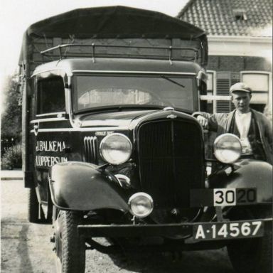 Kenteken: A 14567; Bode Balkema bij zijn Chevrolet, ca. 1935 (2687-0353); Fotograaf: W. F. Pastoor