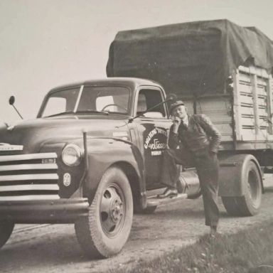 Kenteken: A 34760; Chevrolet vrachtwagen met chauffeur Klaas Aalberts, foto: J. van der Velde