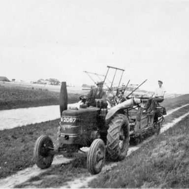Kenteken: A 2067; Field Marshall tractor met Simplex zichtmachine, 1946, foto: B. Berghuis