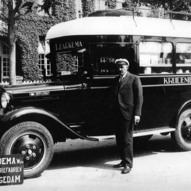 Kenteken: A 11950; Tonnis Zarkema naast de Ford, foto: J. Hoving