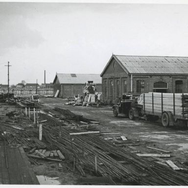 Kenteken: A 13872; Uitbreiding Carton- en papierfabriek W.A. Scholten, Sappemeer 1934, foto: collectie Veenkoloniaal Museum (vm 3.3/SK/21.302)
