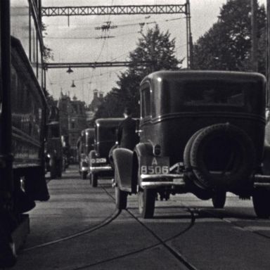 Kenteken: A 8506; Chevrolet, foto: still uit "Verkeersfilm", C. van der Mei, 1934, coll. GrA (2209-0176)