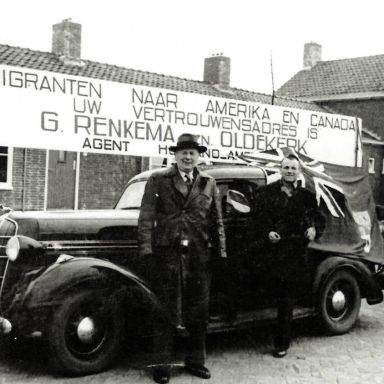 Kenteken: A 6387; Dodge, Beukemalaan, Grootegast, G. Renkema links en zoon Pim rechts, 1950, foto: J. Wagenaar; Fotograaf: Geert Hazenberg