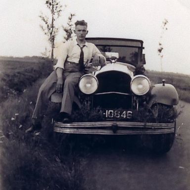 Kenteken: A 10846; Anne Muller zittend op het spatbord van de Chrysler, foto: archief W. Mollema