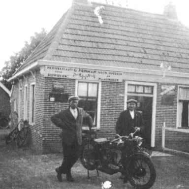 Kenteken: A 3518; Herstelplaats voor Rijwielen van G. Huisman, foto uit: "Historisch Fotoboek Kolham" (2012-23670)