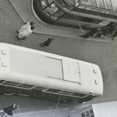 Kenteken: A 32259; Kromhout bus voor het stadhuis, Groningen, 1950, foto: uitsnede 2248-786.jpg; Fotograaf: Fotobedrijf Piet Boonstra