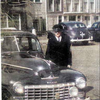Kenteken: A 21060; Chevrolet achter de Dodge met kenteken N-6694, onbekende locatie, ca. 1954, foto: A. van Thiel 