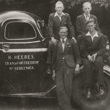 Kenteken: A 19565; Nieuw-Scheemda, bij de vrachtwagen van Heeres. V.l.n.r. boven: Willem Holt Kzn, Heiko Bloem Gzn. Onder: Bouko Boer, Heiko Bloem Hzn (818-10868)