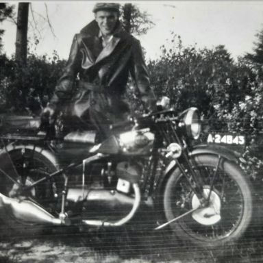 Kenteken: A 24843; Pieter Johannes Bouma bij zijn New Hudson motor, april 1935, foto: A. N. Bouma