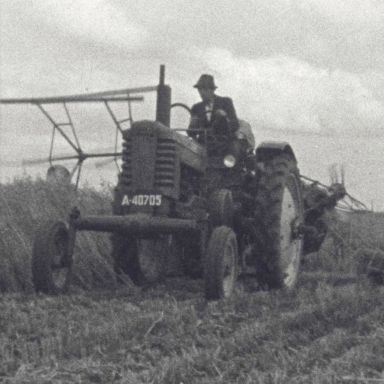 Kenteken: A 40705; John Deere, foto: still uit de film "Zichten en gezin Clevering", Hans Nicolaï, 1952, coll. GrA (2209-0193)