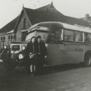 Kenteken: A 36541; Dodge, mevr. H. Wisman en Jan Hoen, foto: J. Harmsen