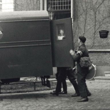 Kenteken: A 31192; Vrachtwagen, foto: still uit de film "Is Groningen Paraat?" S.J. Bakker, J.M. Heres Diddens-Zegerink ten Rodengate Marissen, 1940, coll. GrA (2209AV0019)