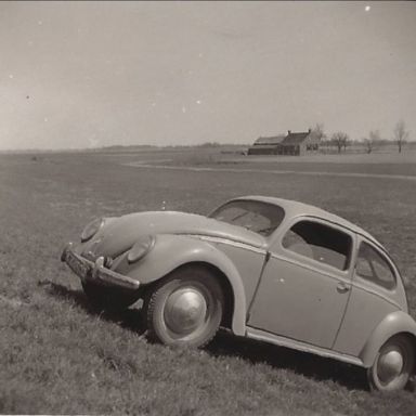 Kenteken: A 44509; VW bij de dijk te Usquert, foto: J.J. Medendorp