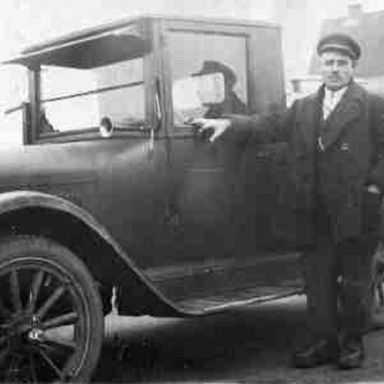 Kenteken: A 22192; Hendrik Fransen naast de vrachtwagen, foto: verzameling Hendrik Fransen 