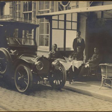Kenteken: A 1043; Hotchkiss, met drie heren op het terras, in het midden zit dhr. Hoving, Zuidlaren 1917,  foto: 2437_4173.jpg