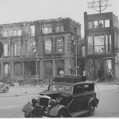Kenteken: A 15714; Dodge, Groningen, Grote Markt, april 1945. (1785-0138)