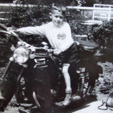 Kenteken: A 34427; Anton Kuis op de Triumph van zijn vader, ca. 1952, foto: W.J. NIeboer