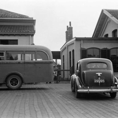 Kenteken: A 29995; Verkeersongeval Stationsplein Assen, 15-09-1949 foto: L. Huizinga