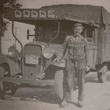 Kenteken: A 23238; Jakobus Dodde naast de Chevrolet vrachtwagen. foto: collectie Veenkoloniaal Museum (VM-4-2-D-mit bode mit-23)