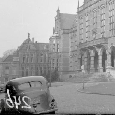 Kenteken: A 35684; De Dodge op het Broerplein, 1951, foto: uitsnede 2248-2285; Fotograaf: Fotobedrijf Piet Boonstra