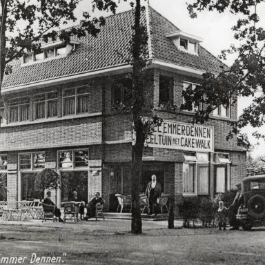 Kenteken: A 6071; De auto bij Hotel "Emmer Dennen", Emmen, Boslaan, ca. 1935, foto: <a href='https://zoeken.hierkomjijweg.nl/detail.php?nav_id=0-1&index=0&imgid=5557017&id=5575108' target='_blank'>hierkomjijweg.nl</a>