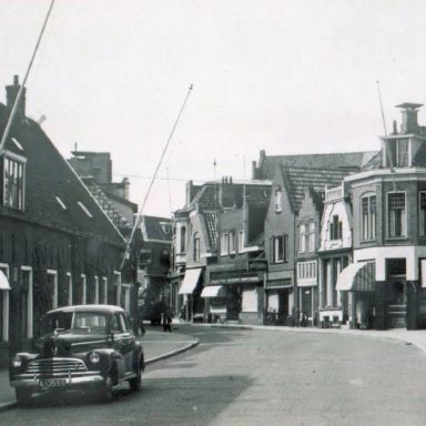 Kenteken: A 13559; Chevrolet, Delfzijl, Marktstraat, foto: <a href='https://nl-nl.facebook.com/Vesting-Delfzijl-306159406162844/' target='_blank'>facebookpagina Vesting Delfzijl</a>