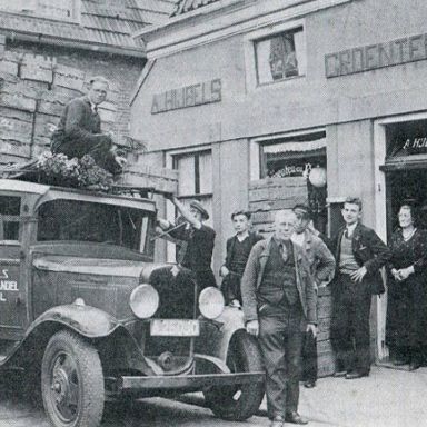 Kenteken: A 25090; Chevrlet, Delfzijl, Willemstraat ca. 1935, foto: <a href='https://nl-nl.facebook.com/Vesting-Delfzijl-306159406162844/' target='_blank'>facebookpagina Vesting Delfzijl</a>