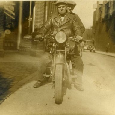 Kenteken: A 37184; Appingedam, kruising Dijkstraat -  Sint Annastraat, Geert Buitenkamp met Jan Buitenkamp uit Wittewierum op de motor, foto: Historische Vereniging Ten Post (hvtp2240)