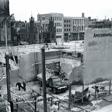 Kenteken: A 44236; Groningen, wederopbouw van de Grote Markt, 1955 (2248-5312) ; Fotograaf: Fotobedrijf Piet Boonstra