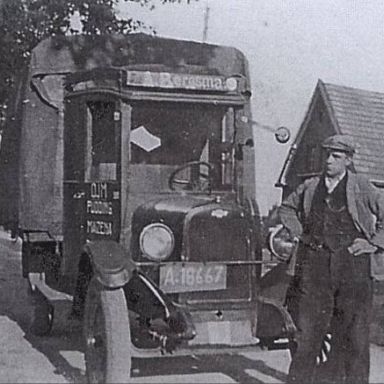 Kenteken: A 18667; Ale Bergsma naast de Chevrolet 2-8-1932, foto: <a href='http://historischboerakker.nl/' target='_blank'>historischboerakker.nl</a>