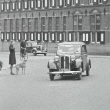 Kenteken: A 12904; DKW, Martinikerkhof, Groningen, foto: still uit de film "De Commerciële Club Groningen" J. Thie, 1949 coll. GrA (2209-AV0535)