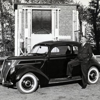 Kenteken: A 21565; Directeur A.J. Koops van de Gem. Reinigingsdienst naast de Ford, foto uit "Fordwereld" februari 1938 (1769-12970)