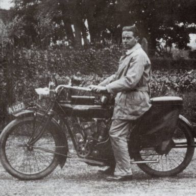 Kenteken: A 1927; Indian Scout, foto: Clubmededelingen nr. 283, oktober 1987, Veteraan Motoren Club