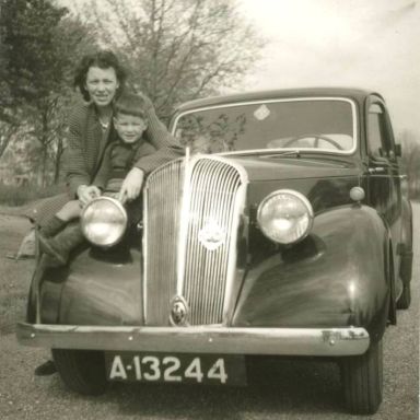 Kenteken: A 13244; I.Nagel-Bakker en zoon W.H.Nagel, bij de Standard Flying Nine, ca. 1947, foto: J. Nagel