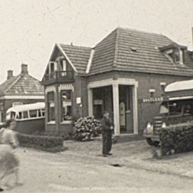 Kenteken: A 22703; Bedford, (vrachtwagen rechts), foto: Still uit GAVA-film AV9692
