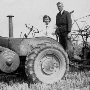 Kenteken: A 1264; Lanz Bulldog, Jozef en Mine Feddema ca. 1942, foto: I. Fellinger